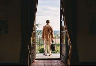 Un uomo che si gode il calore estivo su un balcone del Sunstar Hotel Piemont