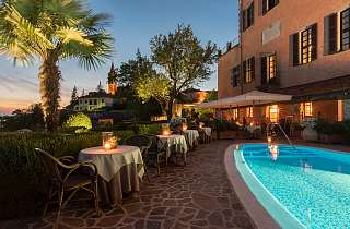 Pool Daemmerung Terrasse Tische aussen piemont sunstar hotel isola asti